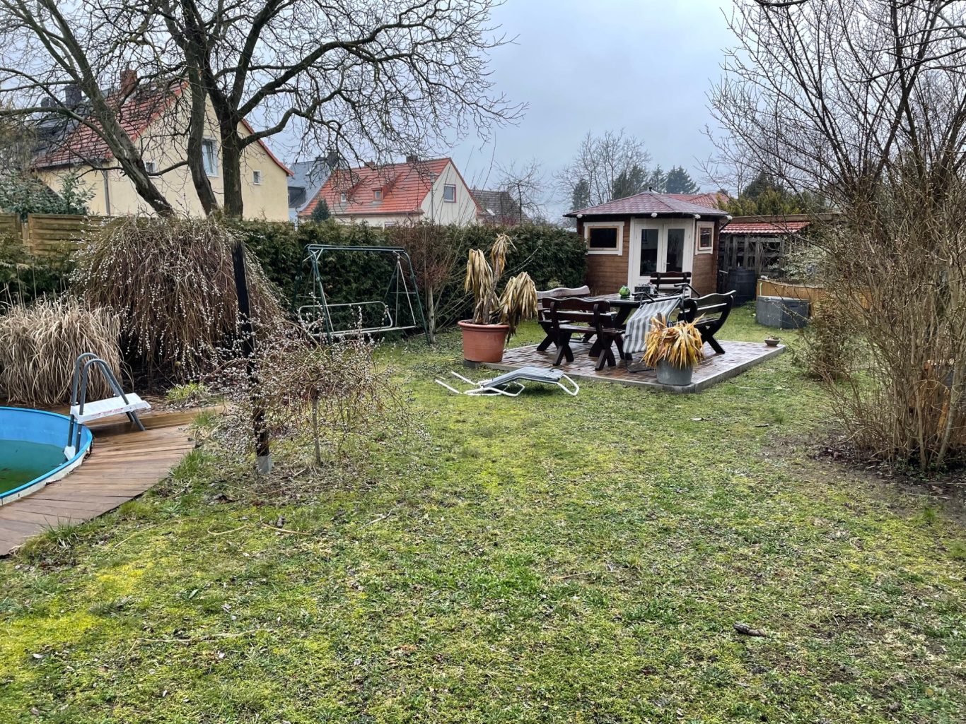 Vorher: Ein verwilderter Garten mit ungenutzten Flächen und wenig Struktur. Vorher: Verwilderter Garten